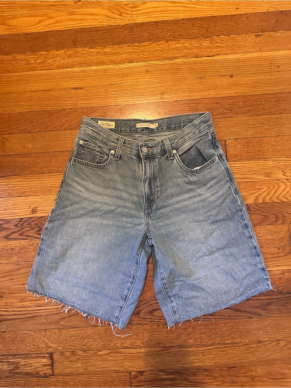 LEVI’S BAGGY DAD JORTS